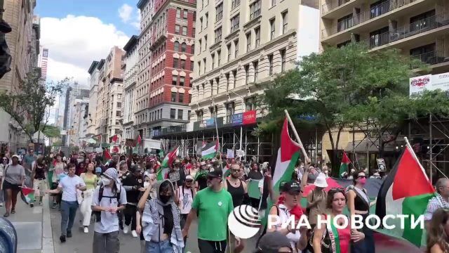 В Нью-Йорке в День труда маршируют пропалестинские активисты