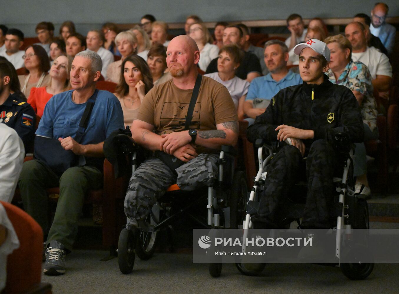 Артисты Театра сатиры и Театра на Малой Ордынке провели встречу с семьями участников СВО