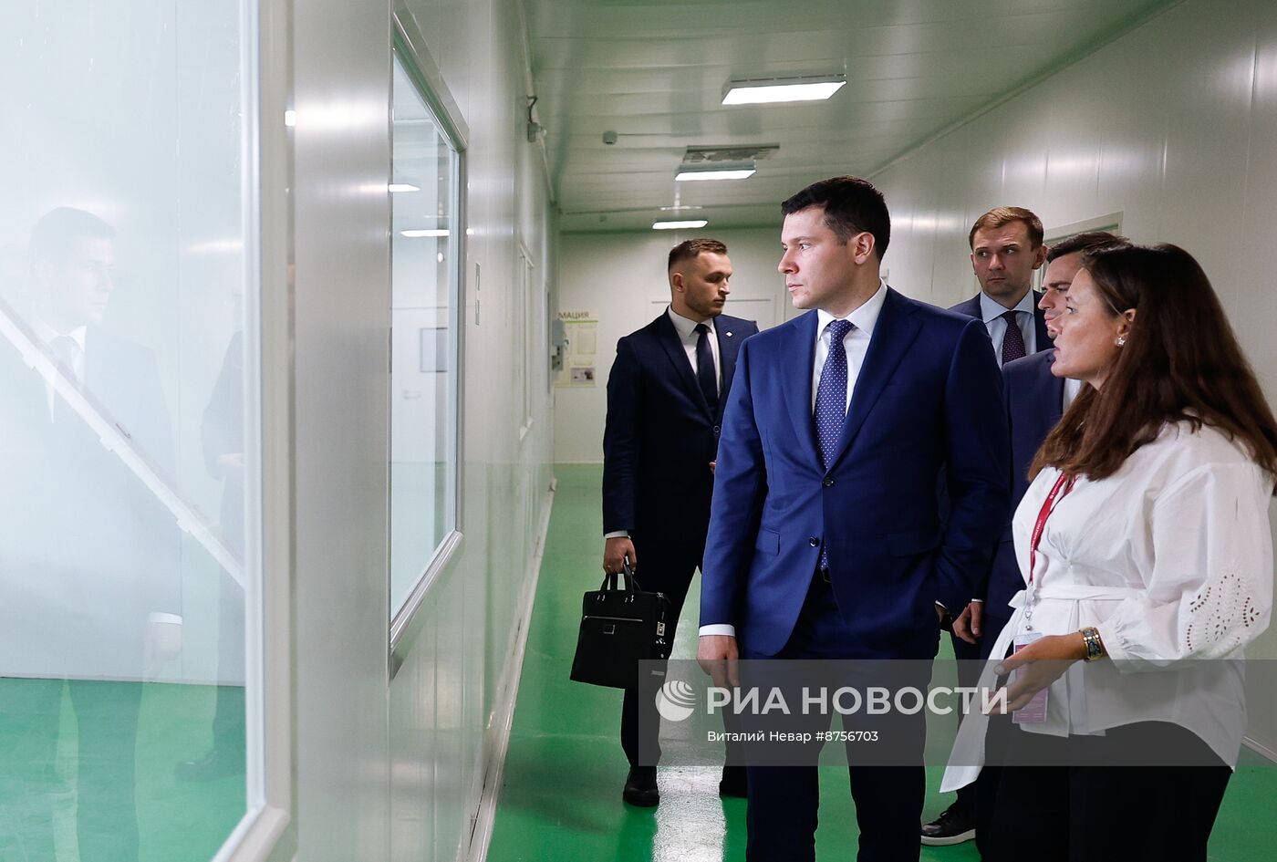 Министр промышленности и торговли РФ Антон Алиханов посетил НПГК "Арника" во Владивостоке