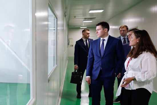 Министр промышленности и торговли РФ Антон Алиханов посетил НПГК "Арника" во Владивостоке