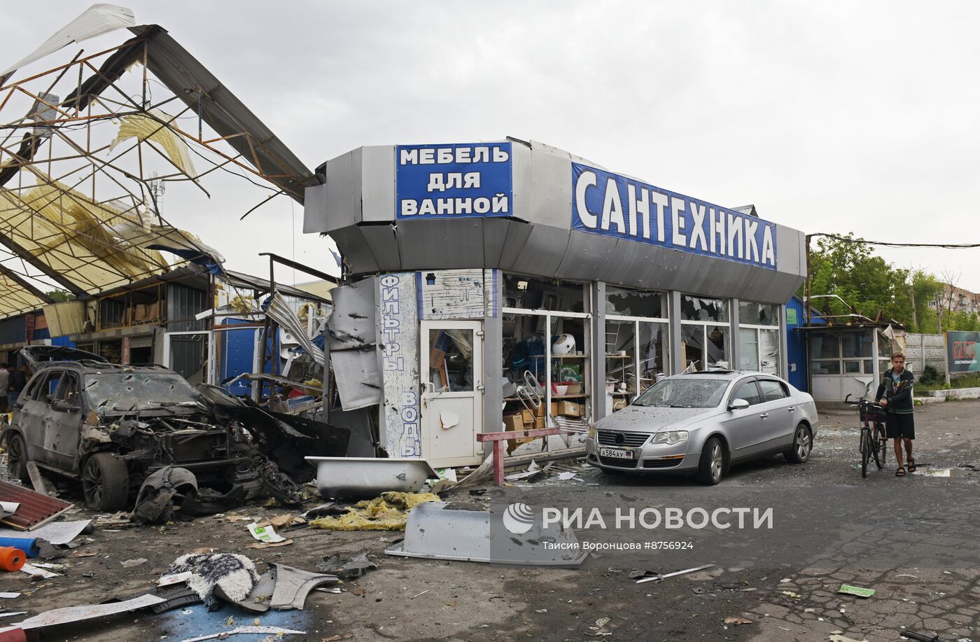 Последствия обстрела ВСУ рынка "Сокол" в Донецке