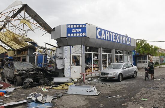 Последствия обстрела ВСУ рынка "Сокол" в Донецке