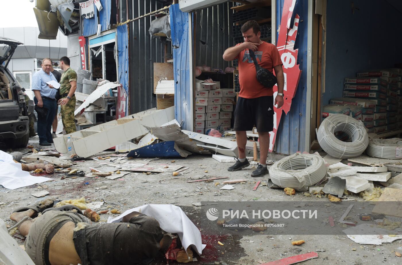 Последствия обстрела ВСУ рынка "Сокол" в Донецке