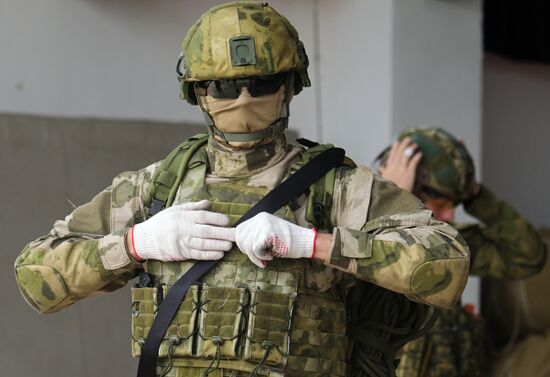 Занятия по десантированию спецназа Росгвардии в Подмосковье 
