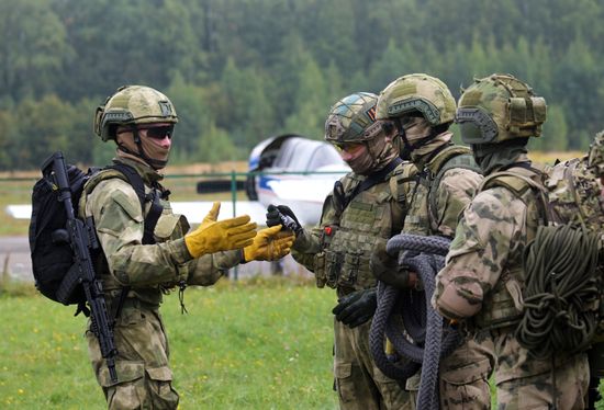 Занятия по десантированию спецназа Росгвардии в Подмосковье 