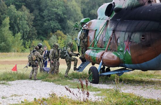 Занятия по десантированию спецназа Росгвардии в Подмосковье 