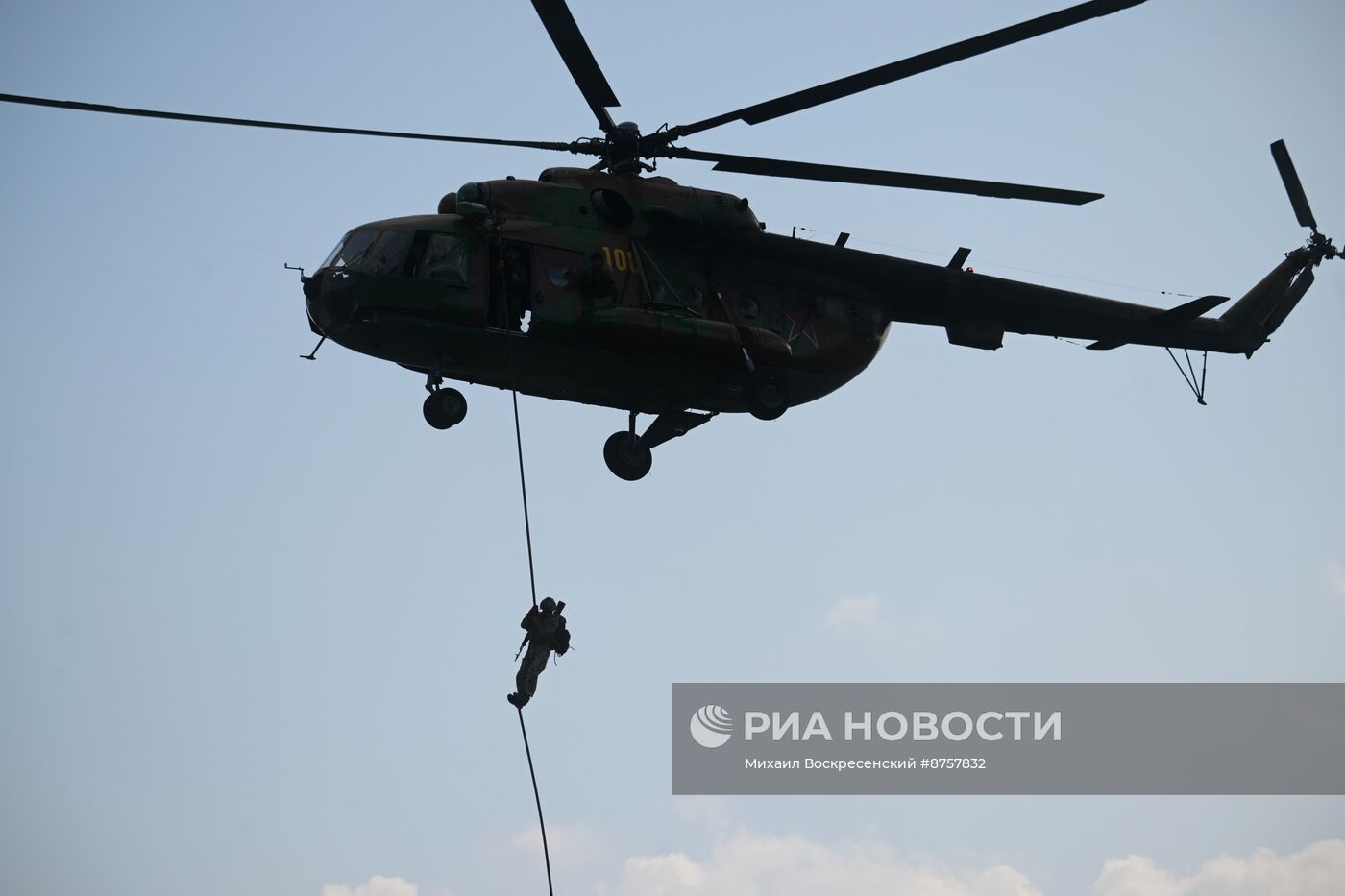 Занятия по десантированию спецназа Росгвардии в Подмосковье 