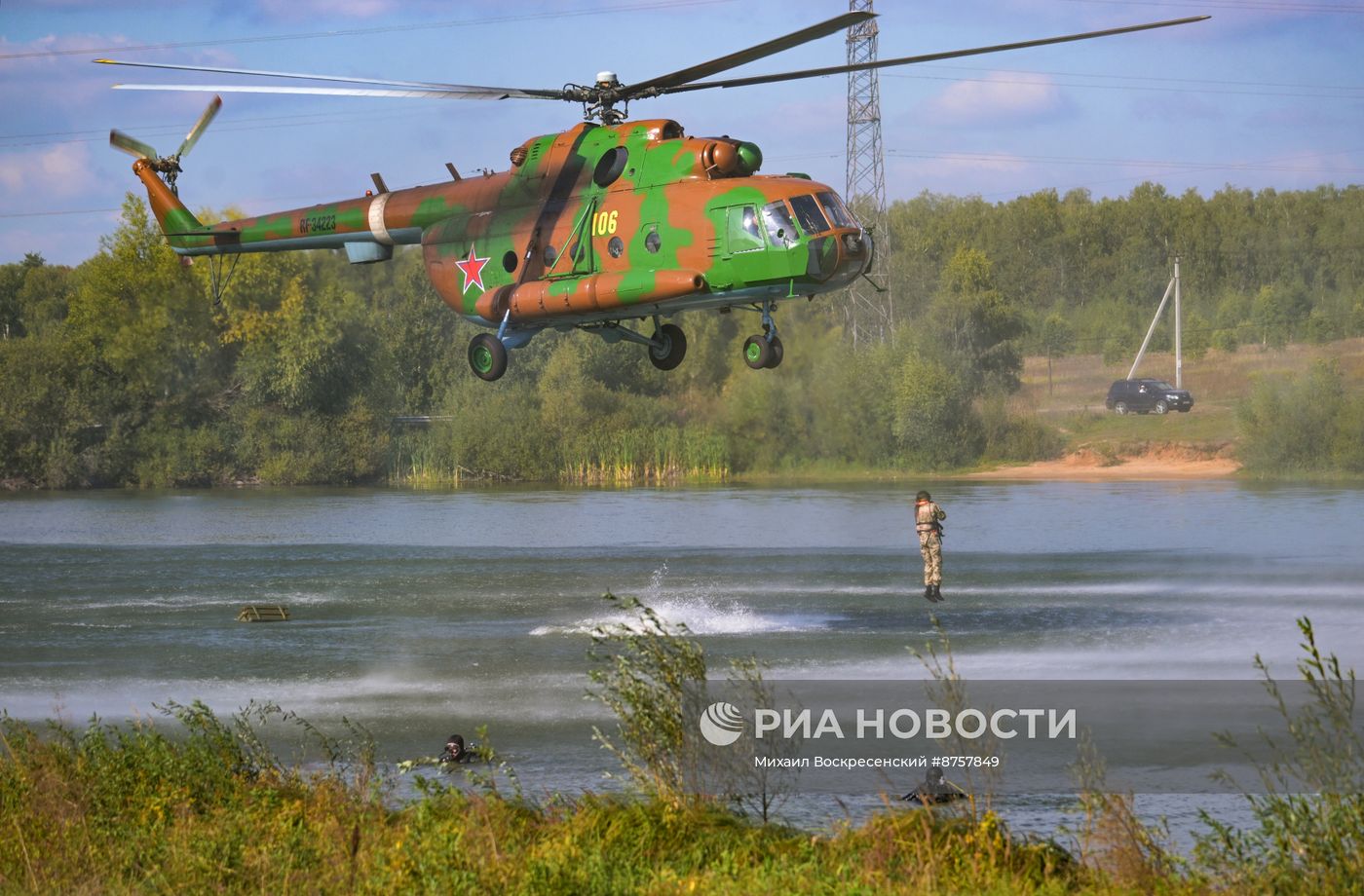Занятия по десантированию спецназа Росгвардии в Подмосковье