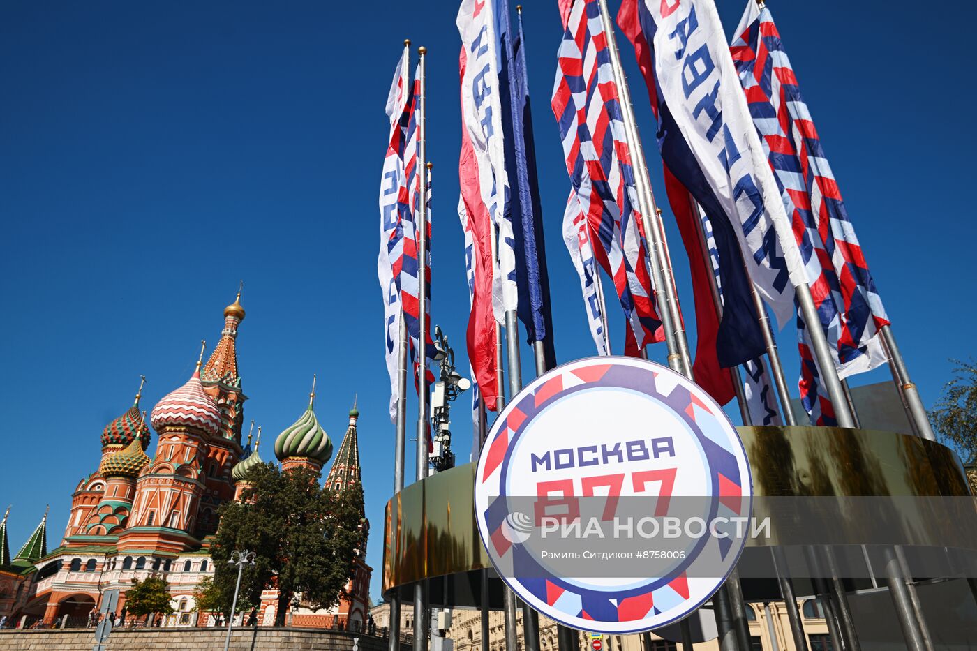 Праздничное украшение Москвы в честь Дня города