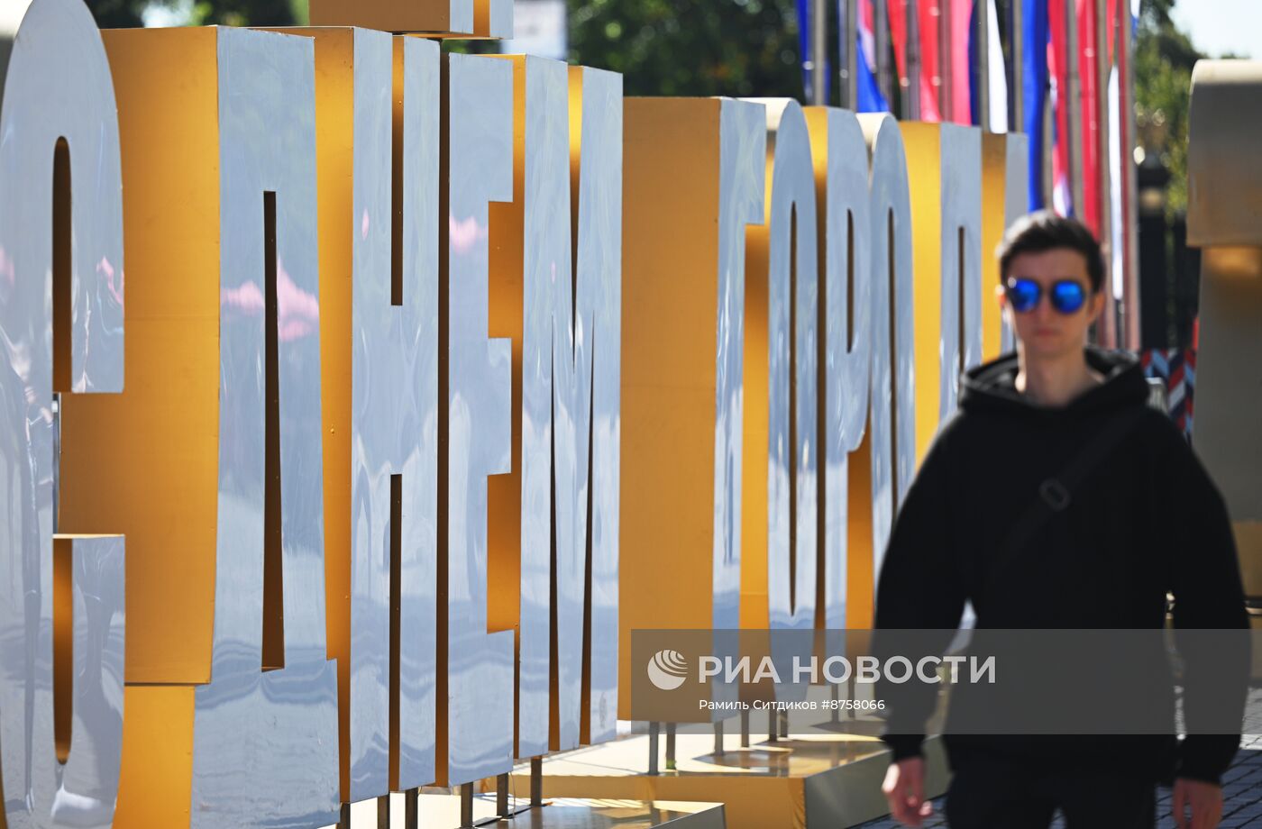Праздничное украшение Москвы в честь Дня города