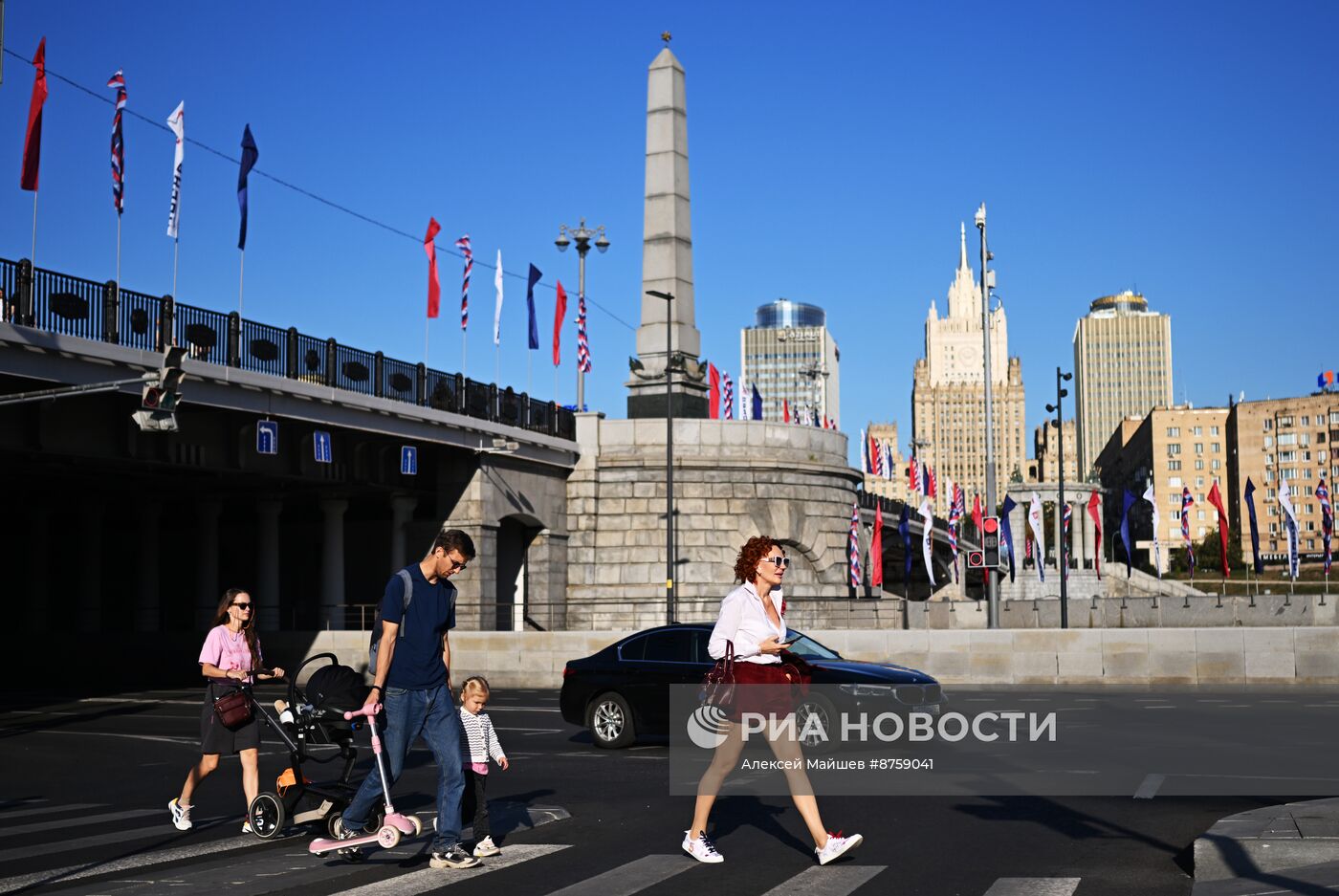 Праздничное украшение Москвы в честь Дня города