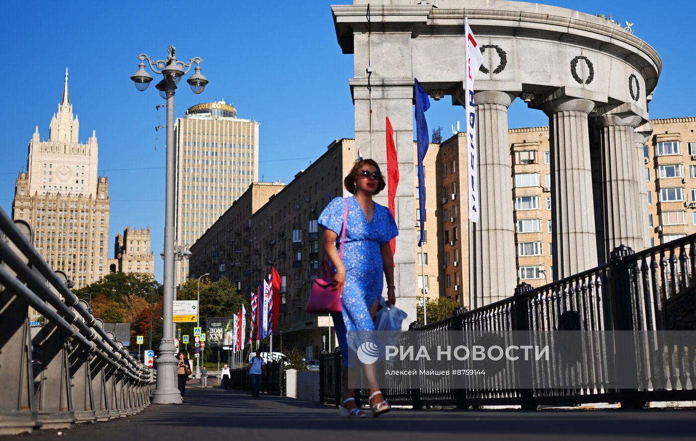 Праздничное украшение Москвы в честь Дня города