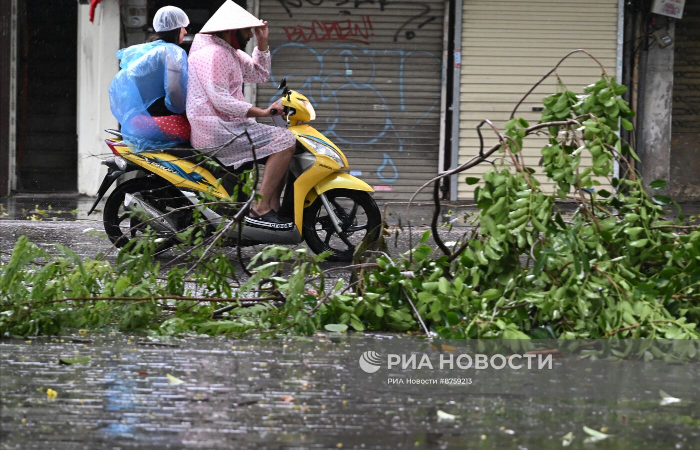 На Вьетнам обрушился тайфун "Яги"