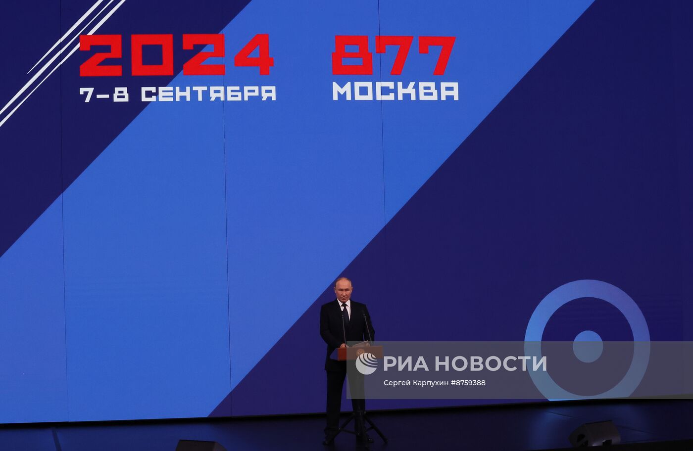 Президент Владимир Путин поздравил москвичей с Днем города и принял участие в церемонии открытия новых объектов 