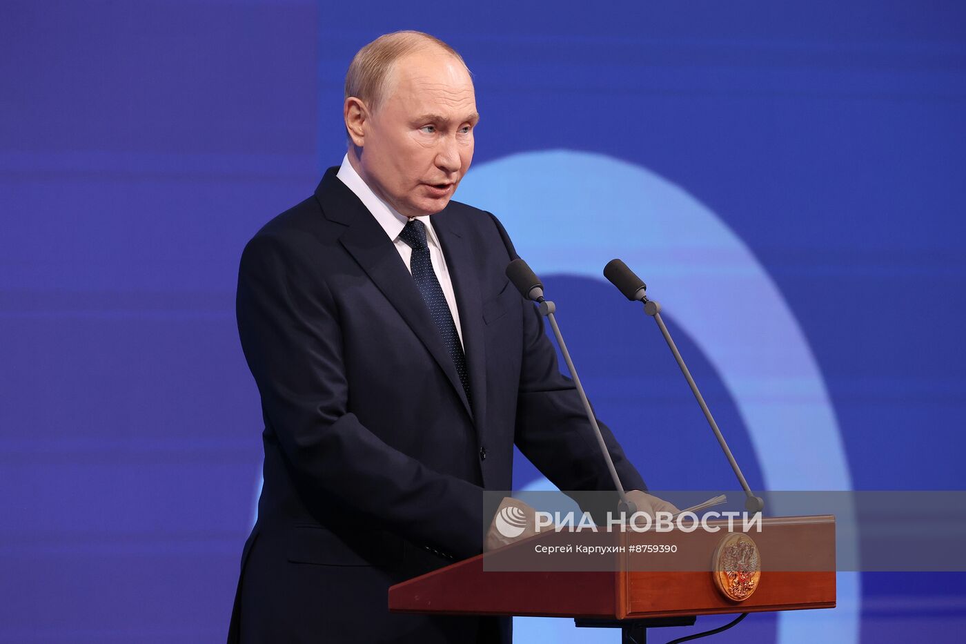 Президент Владимир Путин поздравил москвичей с Днем города и принял участие в церемонии открытия новых объектов