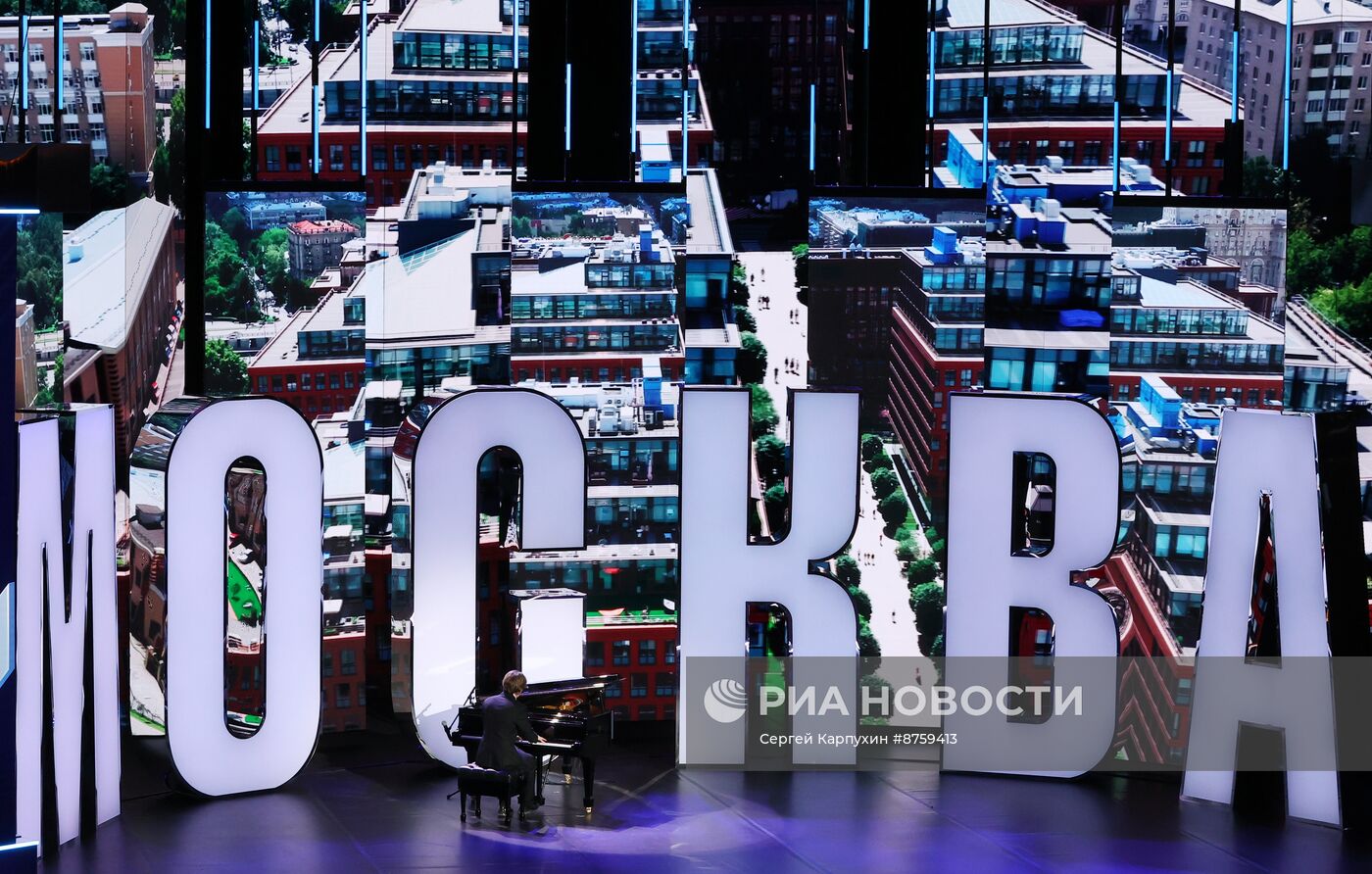 Президент Владимир Путин поздравил москвичей с Днем города и принял участие в церемонии открытия новых объектов 