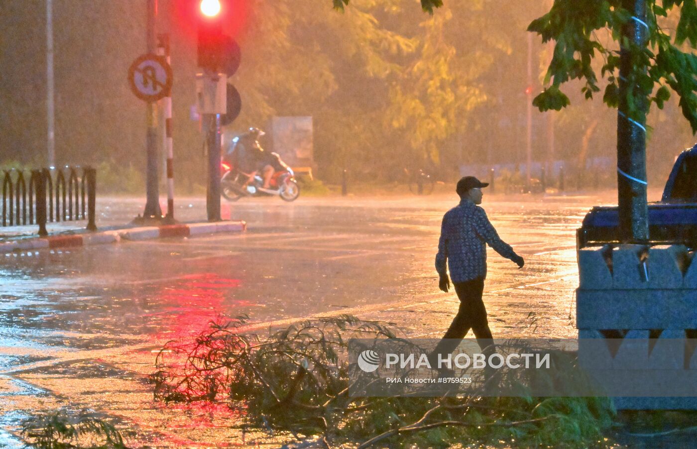 На Вьетнам обрушился тайфун "Яги"