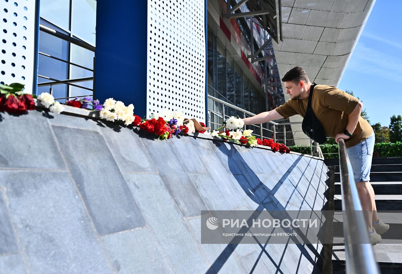 Цветы в память о ведущем Александре Маслякове у молодежного центра "Планета КВН"