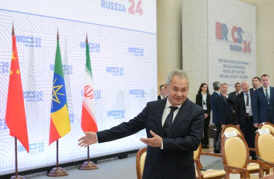 Открытие встречи Высоких представителей государств БРИКС , курирующих вопросы безопасности
Сергей Шойгу, секретарь Совета безопасности РФ
Место: Россия, Санкт-Петербург. Автор: Алексей Даничев. Встреча Высоких представителей государств БРИКС и БРИКС плюс, курирующих вопросы безопасности