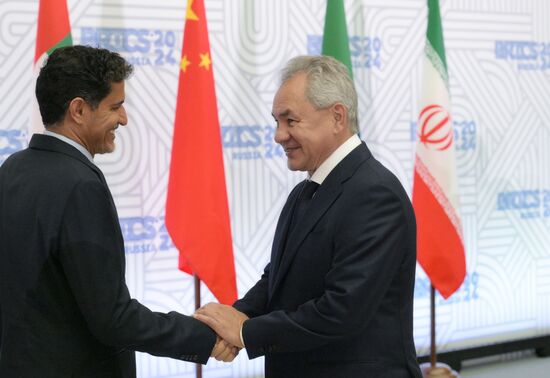 Фотографирование глав делегаций БРИКС
Слева направо:
Али Аль Шамси, генеральный секретарь Высшего совета национальной безопасности ОАЭ
Сергей Шойгу, секретарь Совета безопасности РФ Место: Россия, Санкт-Петербург. Автор: Алексей Даничев. Встреча Высоких представителей государств БРИКС и БРИКС плюс, курирующих вопросы безопасности