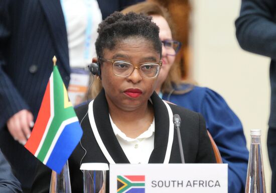 Открытие встречи Высоких представителей государств БРИКС, курирующих вопросы безопасности
Кхумбудзо Фофи Сайлэнс Нтшавхени, министр в администрации президента ЮАР Место: Россия, Санкт-Петербург. Автор: Алексей Даничев. Встреча Высоких представителей государств БРИКС и БРИКС плюс, курирующих вопросы безопасности