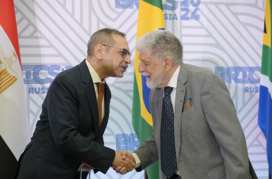 Фотографирование глав делегаций БРИКС
Слева направо:
Алаа Юссеф, генеральный секретарь Совета национальной безопасности Египта
Селсо Аморим, специальный помощник президента Бразилии Место: Россия, Санкт-Петербург. Автор: Алексей Даничев. Встреча Высоких представителей государств БРИКС и БРИКС плюс, курирующих вопросы безопасности