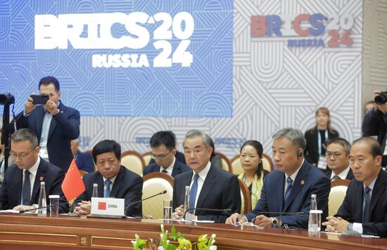 Открытие встречи Высоких представителей государств БРИКС, курирующих вопросы безопасности
В центре: Ван И, министр иностранных дел КНР Место: Россия, Санкт-Петербург. Автор: Ирина Мотина. Встреча Высоких представителей государств БРИКС и БРИКС плюс, курирующих вопросы безопасности