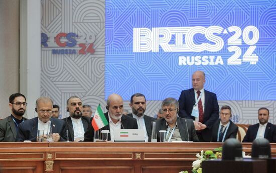 Открытие встречи Высоких представителей государств БРИКС, курирующих вопросы безопасности
На первом плане второй слева: Али Ахмадиан, секретарь Высшего совета национальной безопасности Ирана Место: Россия, Санкт-Петербург. Автор: Ирина Мотина. Встреча Высоких представителей государств БРИКС и БРИКС плюс, курирующих вопросы безопасности