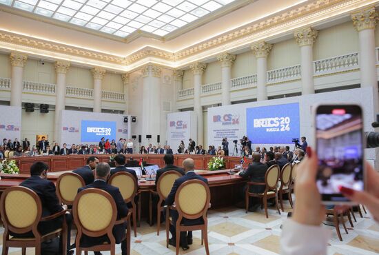 Открытие встречи Высоких представителей государств БРИКС, курирующих вопросы безопасности Место: Россия, Санкт-Петербург. Автор: Ирина Мотина. Встреча Высоких представителей государств БРИКС и БРИКС плюс, курирующих вопросы безопасности