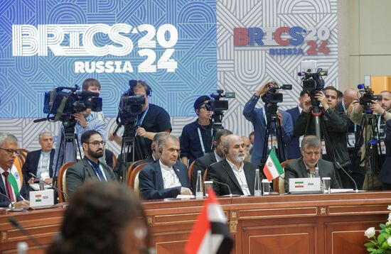 Открытие встречи Высоких представителей государств БРИКС, курирующих вопросы безопасности
На первом плане второй справа: Али Ахмадиан, секретарь Высшего совета национальной безопасности Ирана Место: Россия, Санкт-Петербург. Автор: Ирина Мотина. Встреча Высоких представителей государств БРИКС и БРИКС плюс, курирующих вопросы безопасности