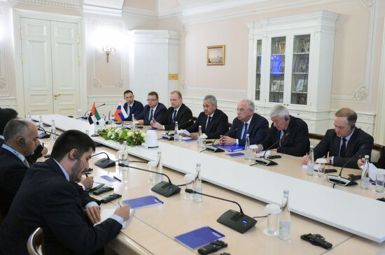 Двусторонние встречи с главами делегаций
Встреча с Али Аль Шамси, генеральным секретарем Высшего совета национальной безопасности ОАЭ
Четвертый справа: Сергей Шойгу, секретарь Совета безопасности РФ Место: Россия, Санкт-Петербург. Автор: Алексей Даничев. Встреча Высоких представителей государств БРИКС и БРИКС плюс, курирующих вопросы безопасности