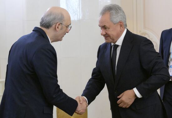 Двусторонние встречи с главами делегаций
Бассам Аль Меарадж, руководитель Национальной разведслужбы Бахрейна
Сергей Шойгу, секретарь Совета безопасности РФ Место: Россия, Санкт-Петербург. Автор: Алексей Даничев. Встреча Высоких представителей государств БРИКС и БРИКС плюс, курирующих вопросы безопасности