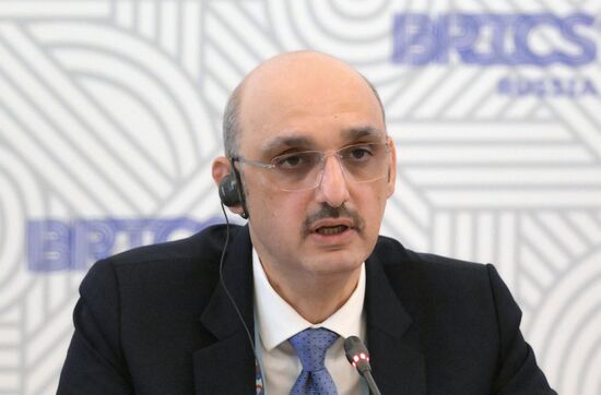 Двусторонние встречи с главами делегаций
Встреча с Сергеем Шойгу, секретарем Совета безопасности РФ
Бассам Аль Меарадж, руководитель Национальной разведслужбы Бахрейна Место: Россия, Санкт-Петербург. Автор: Алексей Даничев. Встреча Высоких представителей государств БРИКС и БРИКС плюс, курирующих вопросы безопасности