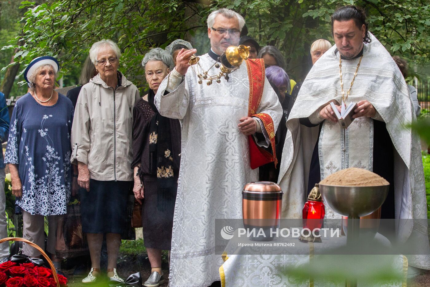 Захоронение праха выдающихся советских фигуристов Людмилы Белоусовой и Олега Протопопова