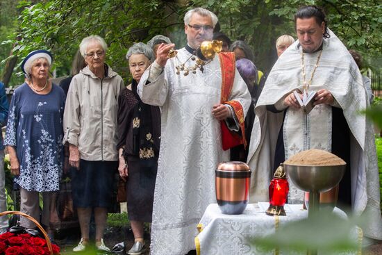 Захоронение праха выдающихся советских фигуристов Людмилы Белоусовой и Олега Протопопова