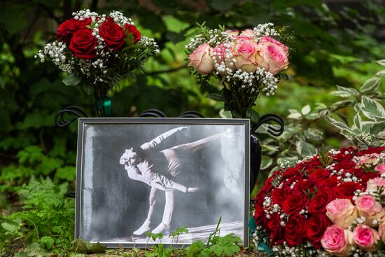 Захоронение праха выдающихся советских фигуристов Людмилы Белоусовой и Олега Протопопова