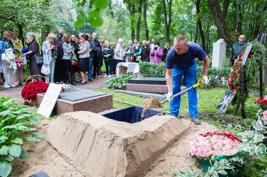 Захоронение праха выдающихся советских фигуристов Людмилы Белоусовой и Олега Протопопова