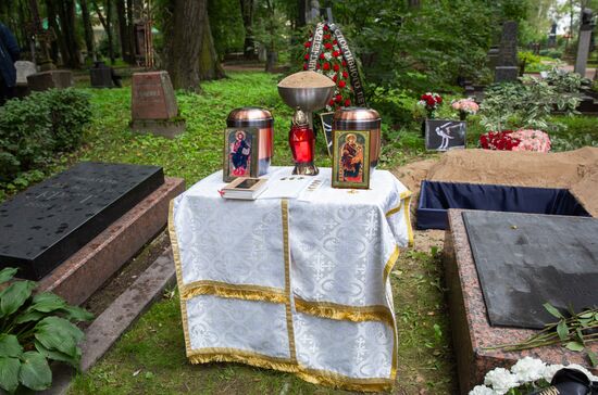 Захоронение праха выдающихся советских фигуристов Людмилы Белоусовой и Олега Протопопова