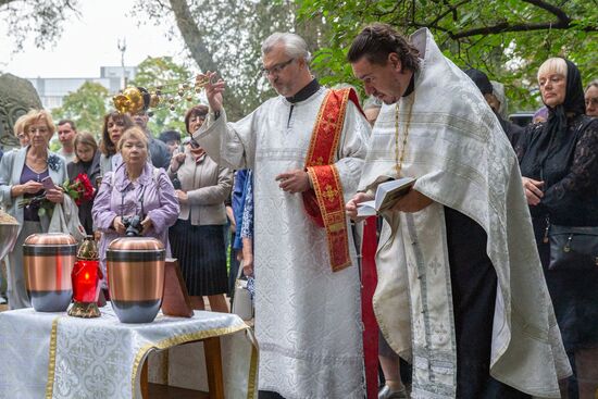 Захоронение праха выдающихся советских фигуристов Людмилы Белоусовой и Олега Протопопова