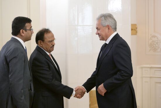 Двусторонние встречи с главами делегаций
Сергей Шойгу, секретарь Совета безопасности РФ
Аджит Кумар Довал, советник премьер-министра Индии Место: Россия, Санкт-Петербург. Автор: Алексей Даничев. Встреча Высоких представителей государств БРИКС и БРИКС плюс, курирующих вопросы безопасности