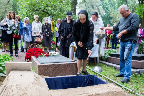 Захоронение праха выдающихся советских фигуристов Людмилы Белоусовой и Олега Протопопова