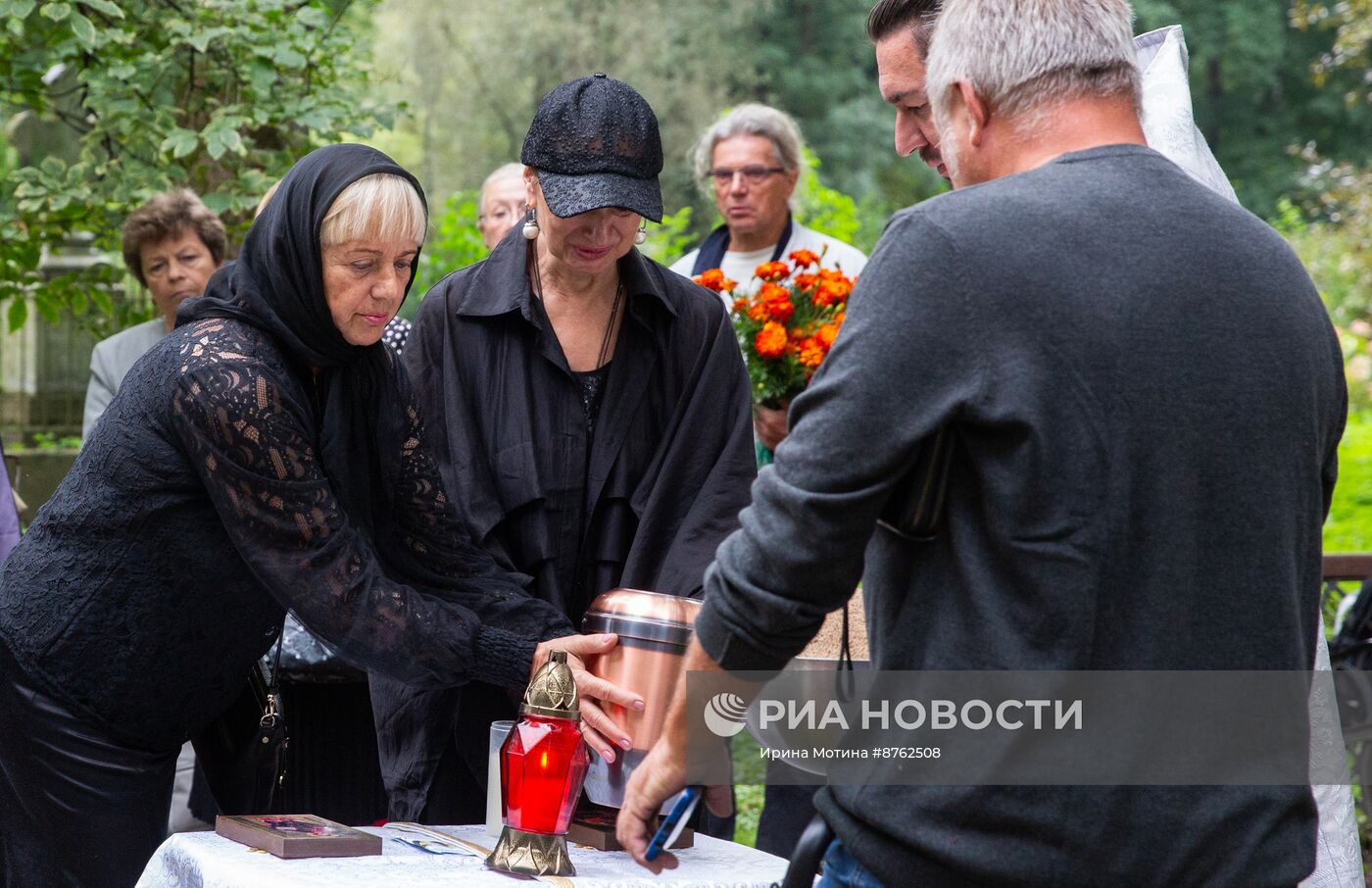 Захоронение праха выдающихся советских фигуристов Людмилы Белоусовой и Олега Протопопова