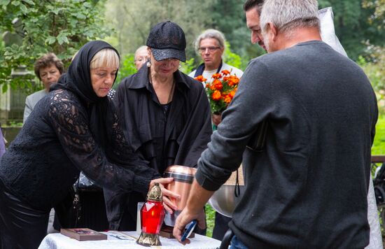 Захоронение праха выдающихся советских фигуристов Людмилы Белоусовой и Олега Протопопова