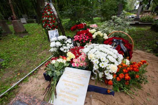 Захоронение праха выдающихся советских фигуристов Людмилы Белоусовой и Олега Протопопова