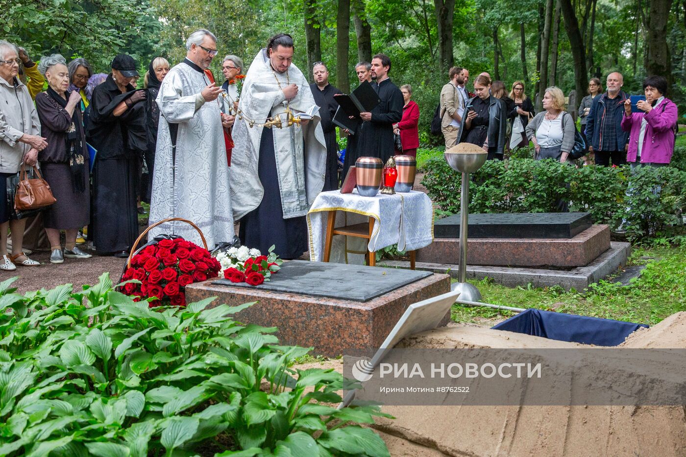 Захоронение праха выдающихся советских фигуристов Людмилы Белоусовой и Олега Протопопова