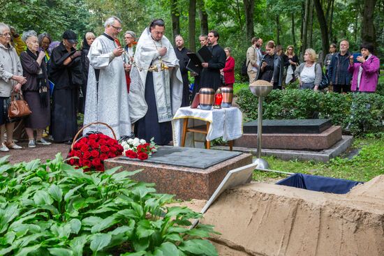 Захоронение праха выдающихся советских фигуристов Людмилы Белоусовой и Олега Протопопова
