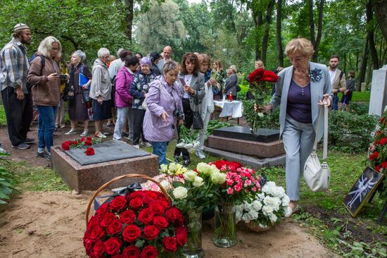 Захоронение праха выдающихся советских фигуристов Людмилы Белоусовой и Олега Протопопова