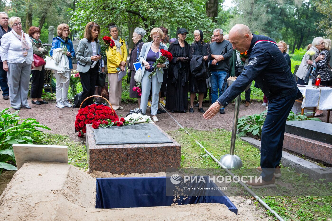 Захоронение праха выдающихся советских фигуристов Людмилы Белоусовой и Олега Протопопова