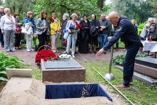 Захоронение праха выдающихся советских фигуристов Людмилы Белоусовой и Олега Протопопова