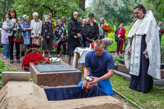 Захоронение праха выдающихся советских фигуристов Людмилы Белоусовой и Олега Протопопова